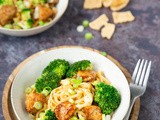 Bami met broccoli en varkenshaaspuntjes