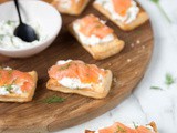 Bladerdeeghapjes met zalm en roomkaas