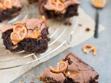 Brownies met salted karamel en pretzels