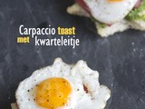 Carpaccio op toast met een kwarteleitje