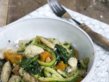 Courgette pasta met kip en pesto