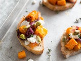 Crostini geroosterde pompoen met geitenkaas en pistache