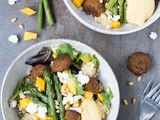 Falafelsalade met mango en groene asperges