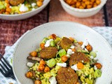 Gele rijst met falafel en krokante kikkererwten