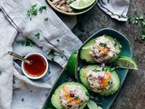 Gevulde avocado met tonijn en chilisaus