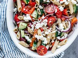 Griekse pastasalade met gegrilde paprika