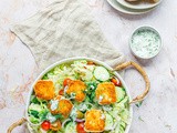 Griekse salade met haloumi en dille-yoghurtdressing