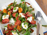 Groene aspergesalade met tomaat en mozzarella