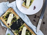 Hartige taart met spruitjes, cranberry en brie