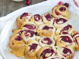 Kerstontbijt – Kerstster van croissantdeeg met cranberrysaus