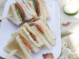 Mini clubsandwich met gebakken ei en krokant spek