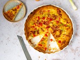 Ontbijtquiche van croissantdeeg met spek