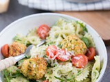 Pasta pesto met courgetteballetjes