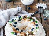 Pavlovakrans met winterfruit en maple syrup – Kerstrecept