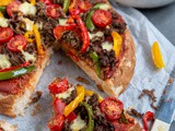 Pizza van Turks brood met gehakt