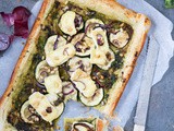 Plaattaart van courgette met brie en pesto