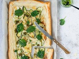 Plaattaart van courgette met kaas en pesto