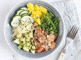 Poké bowl met zalm en mango