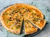 Quiche met zalm, prei en witte korstkaas