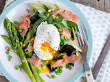 Salade met gepocheerd ei en gerookte zalm