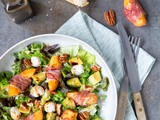 Salade met perzikrolletjes van proscuitto