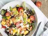 Salade met rode wilde Alaska zalm en mango