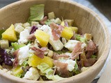 Salade van serranoham en ananas met mozzarella