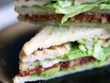 Sandwich met avocado, kip en chorizo