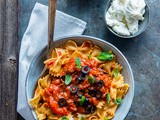 Snelle pasta met rode pesto en olijven