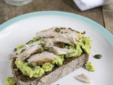 Toast met avocado en makreel