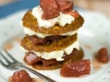 Torentje van stoofpeertjes met vanillecreme