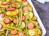 Traybake van aardappel met rookworst en groene pesto