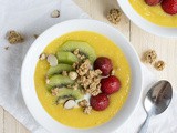 Tropisch mango ontbijtje met notencrunch