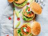 Zalm-garnalenburgers met avocado en limoenmayo