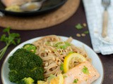 Zalm met citroen-honingsaus met tagliatelle en broccoli