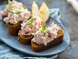 Zalmsalade van gerookte zalm met citroen