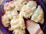 Cobbler di pesche, frutti di bosco e rabarbaro  / peach, berry and rhubarb cobbler