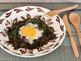 Eggs nested in leafy green vegetables / uova in nidi di verdura