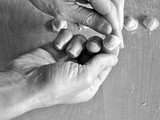 Mani che formano la pasta / hands shaping pasta