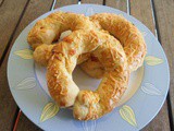 Cheesy bread rings with pizza filling