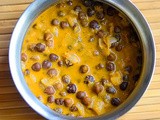 Black Chana Kurma / Karuppu Kondakadalai Kurma - Kala chana kurma recipe