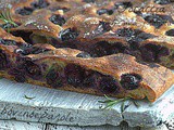 Focaccia con uva fragola e mosto cotto