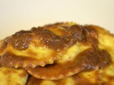 Ravioli ripieni di polenta con salsa di brasato