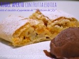 Strudel aperto con frutta esotica e gelato al cioccolato del  pasticciere del re 