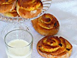 Koffiebroodjes/Buns with Cream/Булочки с Кремом