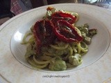 Spaghetto n 8 con dadolata di tonno, pomodori confit e pesto  strano 