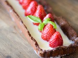 Crostata al cacao con fragole e ganache di cioccolato al latte