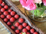 Crostata al cacao con ganache al cioccolato e lamponi