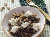 Fusilli verdi mung bio con pesto di rucola, pistacchi e ricotta