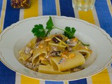 Paccheri con sgombro, olive e limone con mollica di pane e pinoli